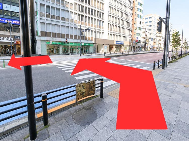 2.正面の横断歩道を渡ります。